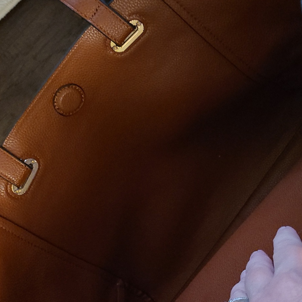 New condition vegan totes with attached coin purses and addtl matching bags - Picture 8 of 14